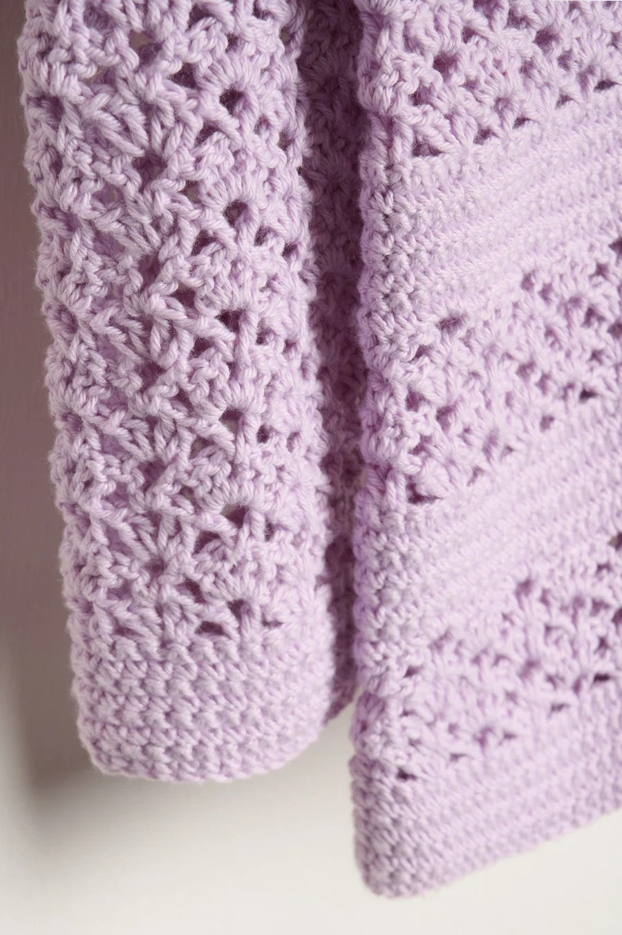 Detalje af hulmønster på Josefine Bluse