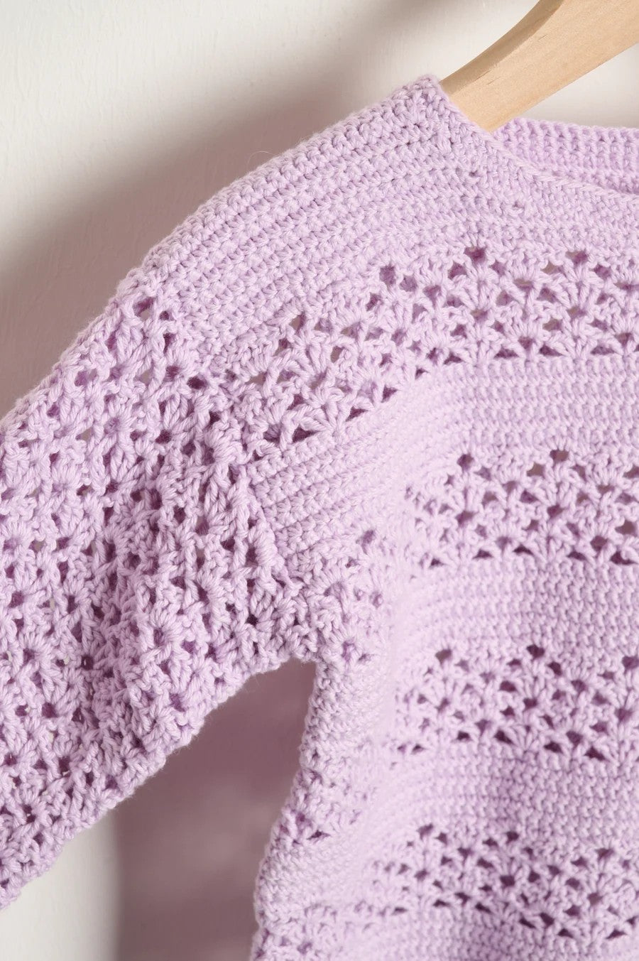 Detalje af hulmønster på Josefine Bluse