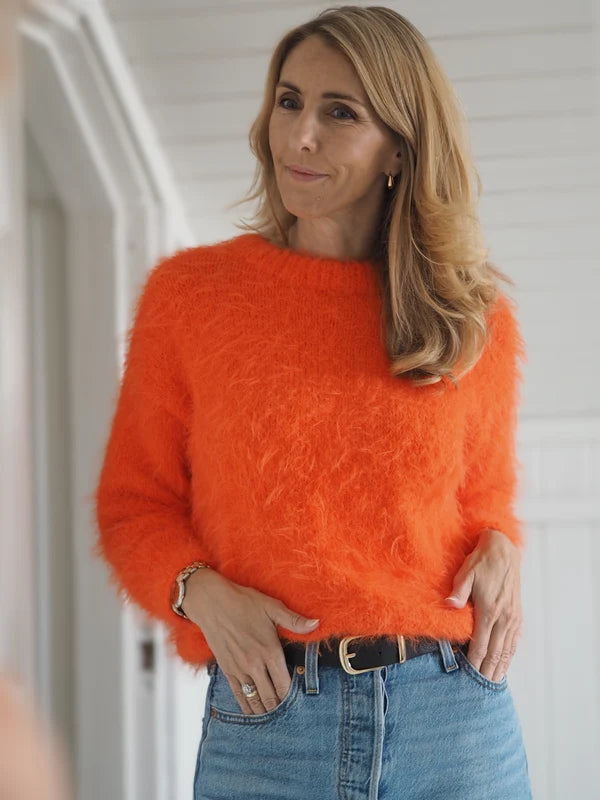 Fuzzy Sweater – strikket sweater i Basta fra Lana Grossa farverne 001 Hvid og 011 Rød/orange