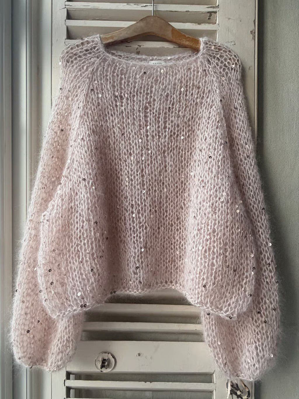 Adel Sweater strikket i Bella by Permin og bomulds-paillettråd