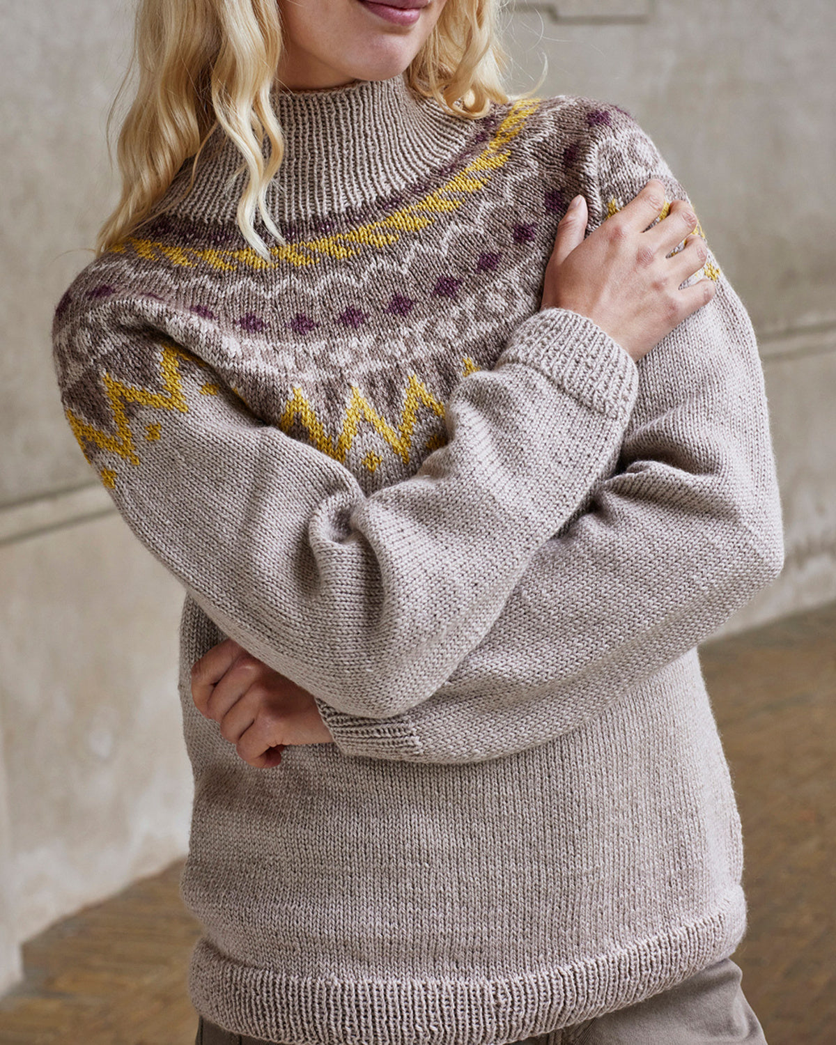 Sweater med nordisk mønster – strikket i No. 4 Organic Wool + Nettles fra ONIONKnit i farverne Perlemor (817), Sand (818), Curry (822) og Sort Oliven (838) med høj hals