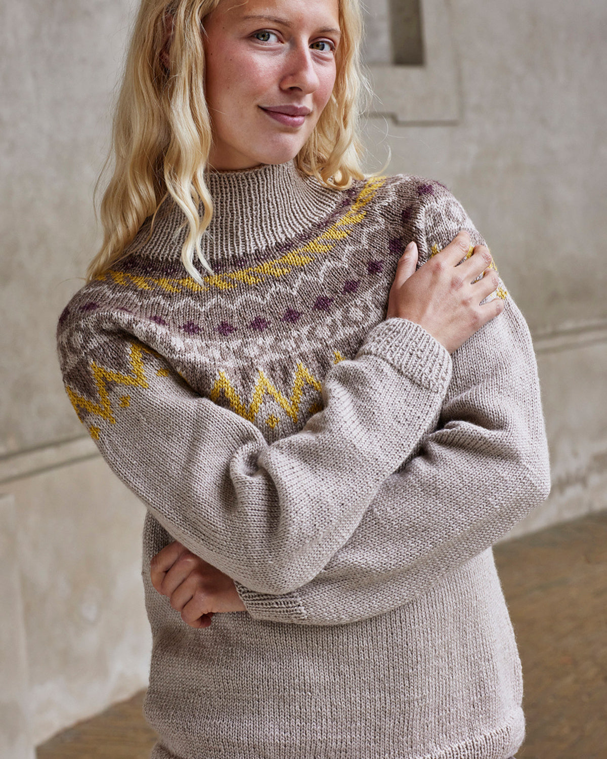 Sweater med nordisk mønster – strikket i No. 4 Organic Wool + Nettles fra ONIONKnit i farverne Perlemor (817), Sand (818), Curry (822) og Sort Oliven (838) med høj hals