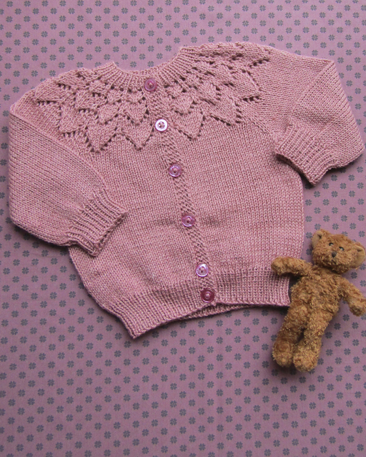 Hulmønstercardi strikket i No. 3 Organic Wool + Nettles i farven Laks (1104)