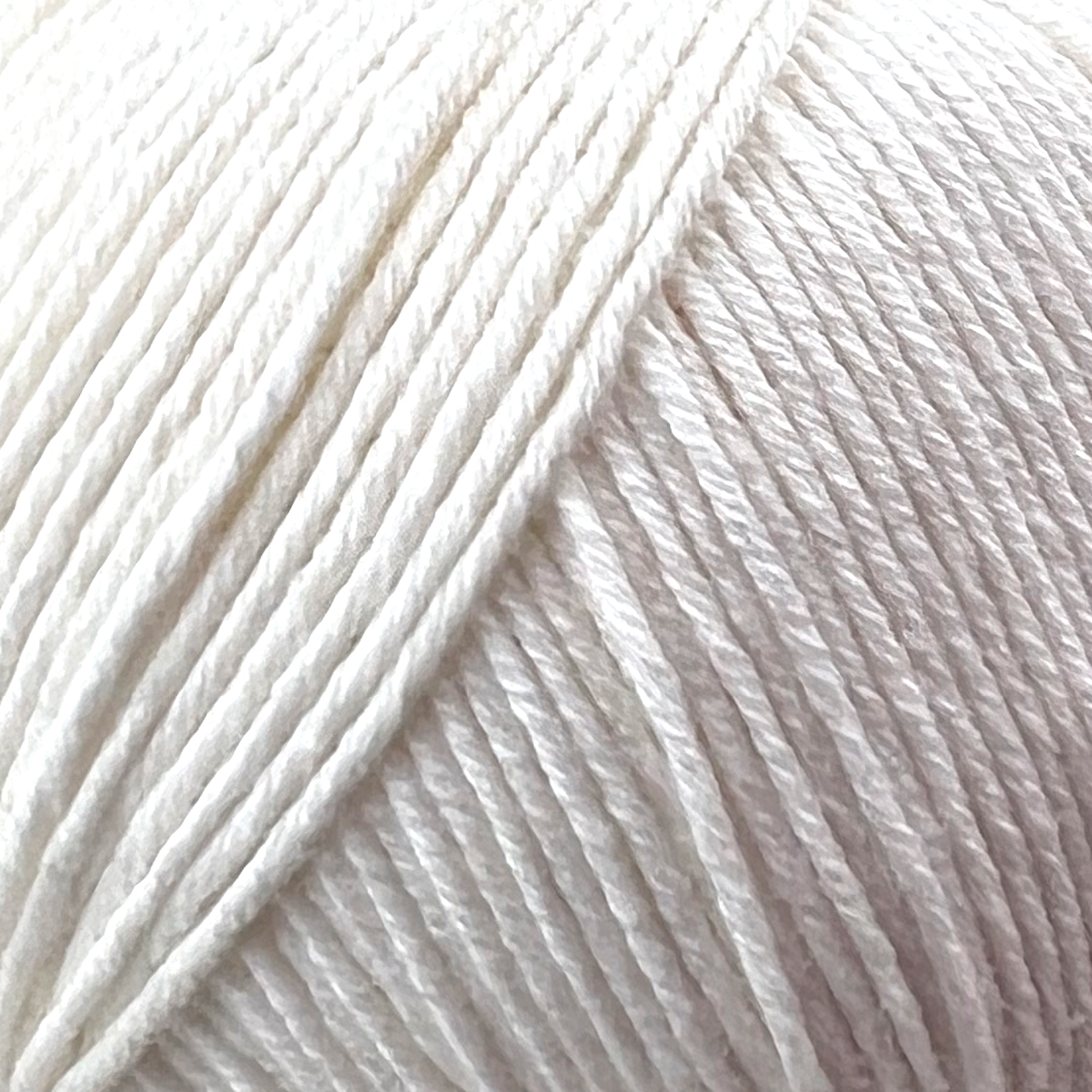 Maja fra Permin garn i farven off white – klassisk bomuldsgarn fra
Permin