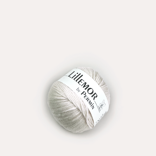 Lillemor by Permin merinouldsgarn i farven råhvid.