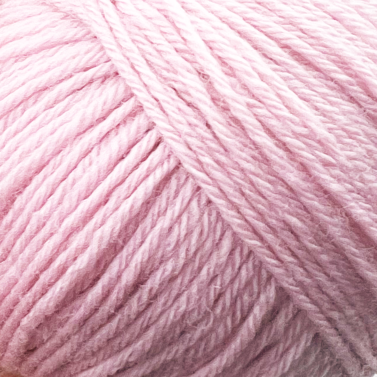 Nærbillede af Lillemor by Permin merinouldsgarn i farven pink