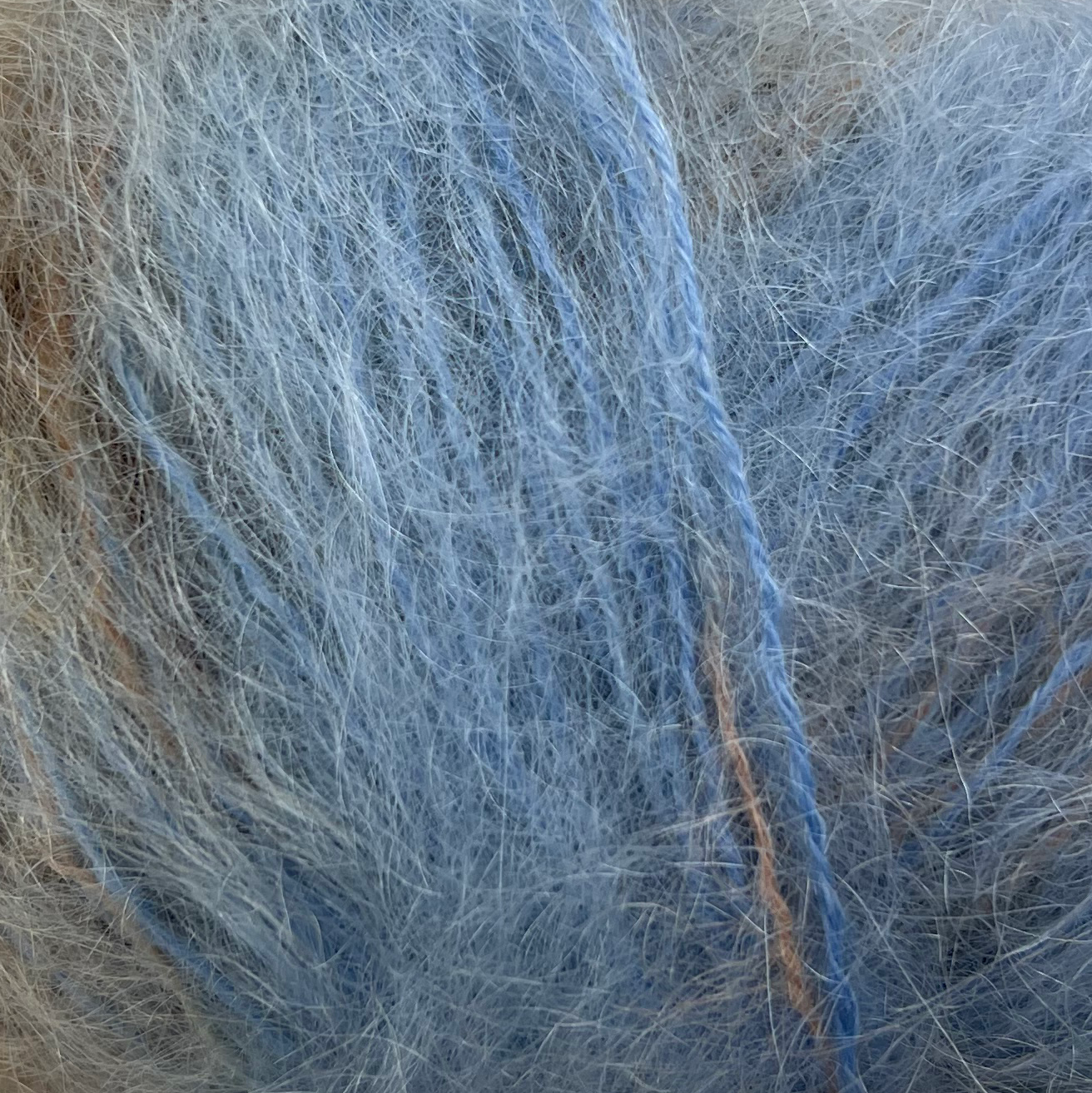 Bella Color Silk Mohair fra Permin i farven blå/brun.