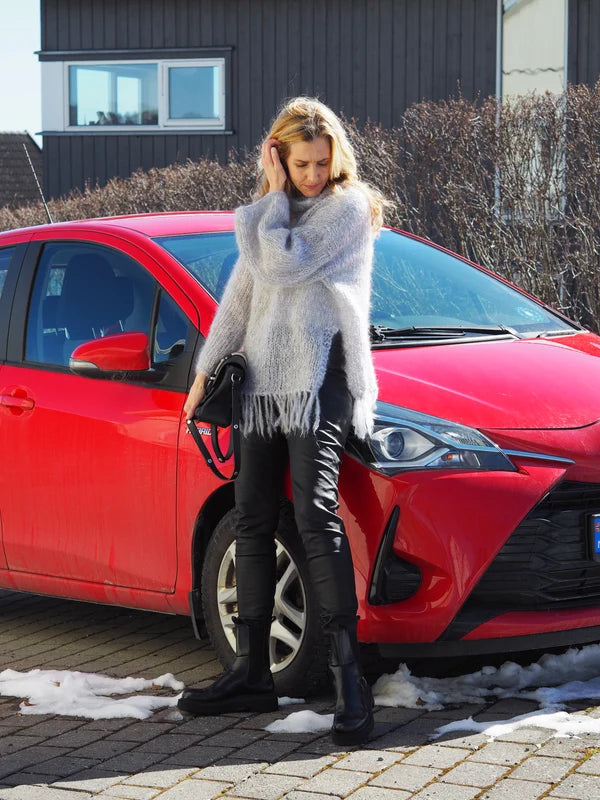 Fringe Genser af Tove Lindtein i Bella by Permin med rullekrave, vide ærmer og frynser