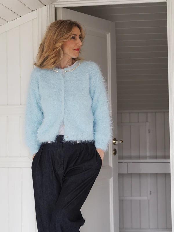 Fuzzy Cardigan – strikket cardigan i Basta fra Lana Grossa i farven Lys blå (17) med rund hals