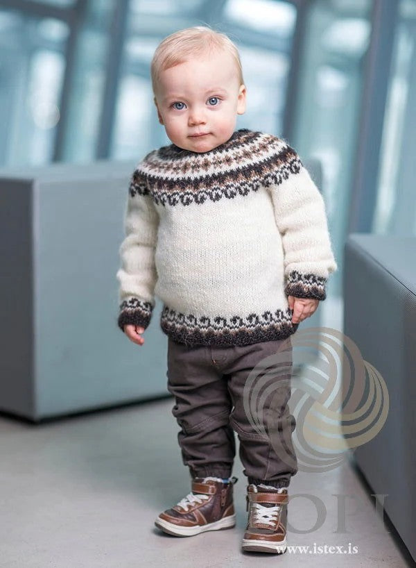 Bogi – strikket sweater i Léttlopi fra Ístex farverne Hvid (0051), Sortbrun (0052) og Gråbrun (1420) med rund hals