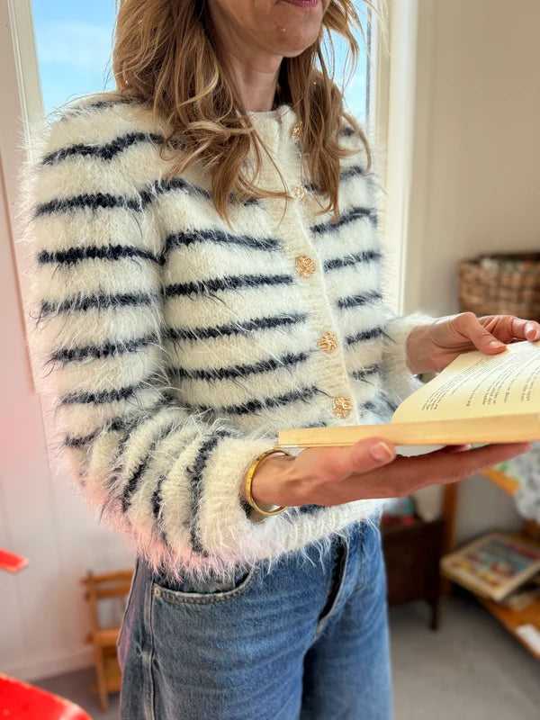 Fuzzy Classic Cardigan – strikket cardigan i Basta fra Lana Grossa i farverne Hvit (01) og Marineblå (24) med raglan