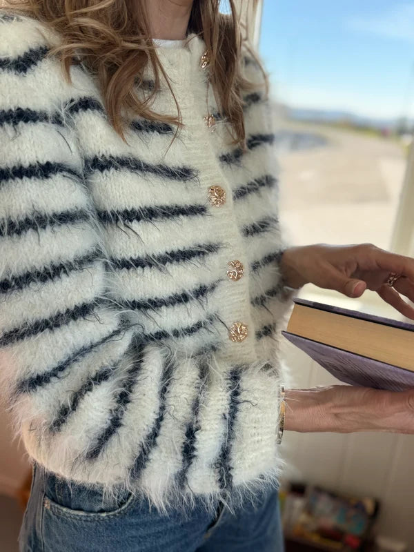 Fuzzy Classic Cardigan – strikket cardigan i Basta fra Lana Grossa i farverne Hvit (01) og Marineblå (24) med raglan