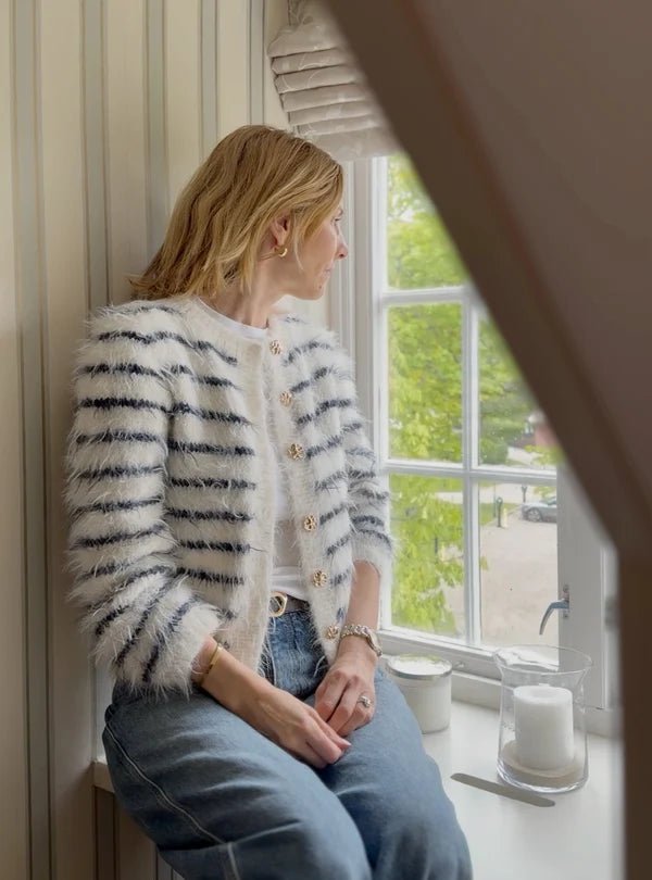Fuzzy Classic Cardigan – strikket cardigan i Basta fra Lana Grossa i farverne Hvit (01) og Marineblå (24) med raglan