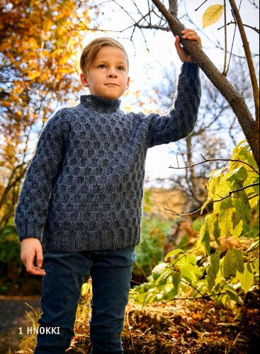 Hnokki børnesweater i støvet blå Léttlopi fra Ístex