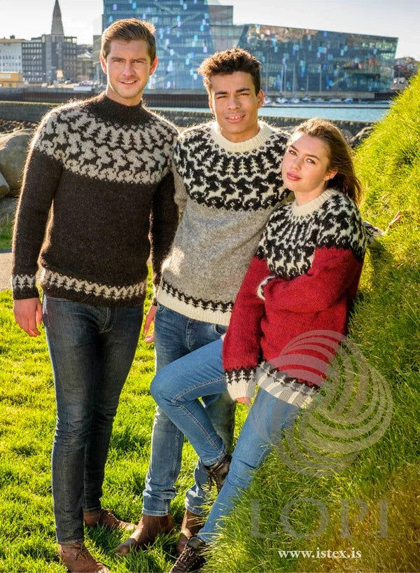 Hreindýr islandsk sweater i Léttlopi fra Ístex med mønstret bærestykke vist med 3 forskellige farver - unisex.