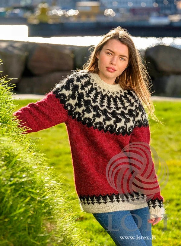 Hreindýr islandsk sweater i Léttlopi fra Ístex med mønstret bærestykke