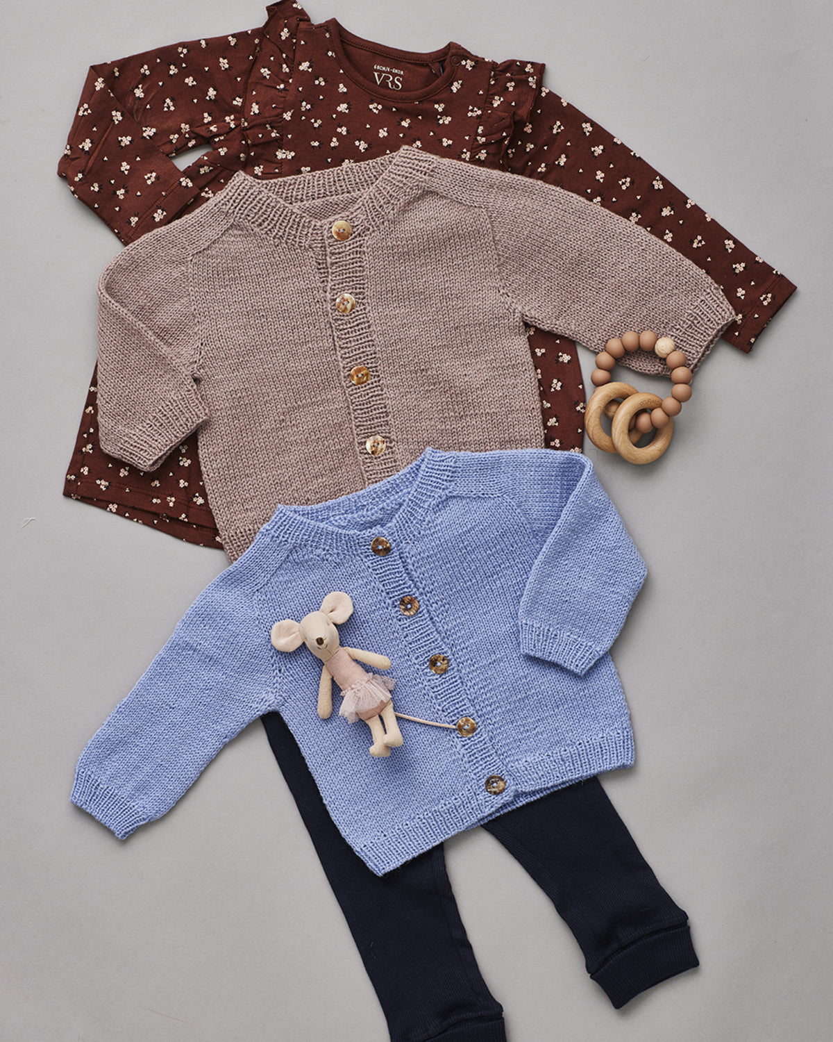 Babytrøje med sadelskulder strikket i Lillemor by Permin farve Smokey Pink