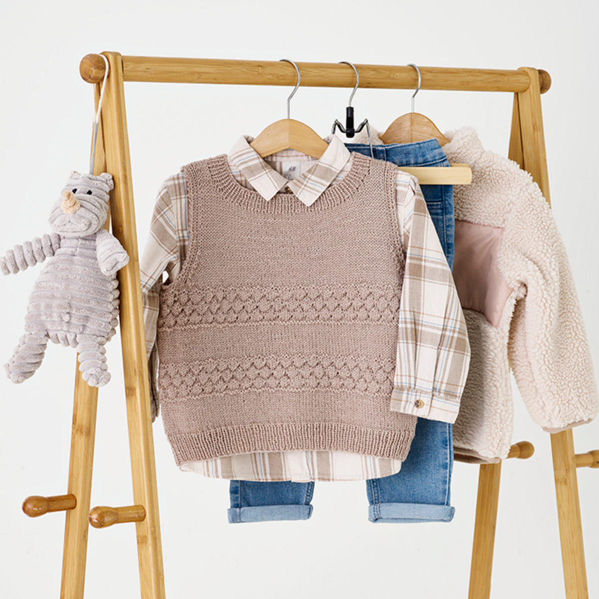 Detalje af sømandsbobler på babyvest strikket i Lillemor by Permin