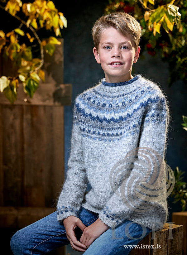 Mistur børnesweater i Léttlopi fra Ístex med gråt og blåt mønstret bærestykke