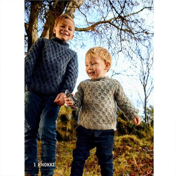 Hnokki børnesweater i grå Léttlopi med strukturmønster
Hnokki børnesweater i støvet blå Léttlopi fra Ístex