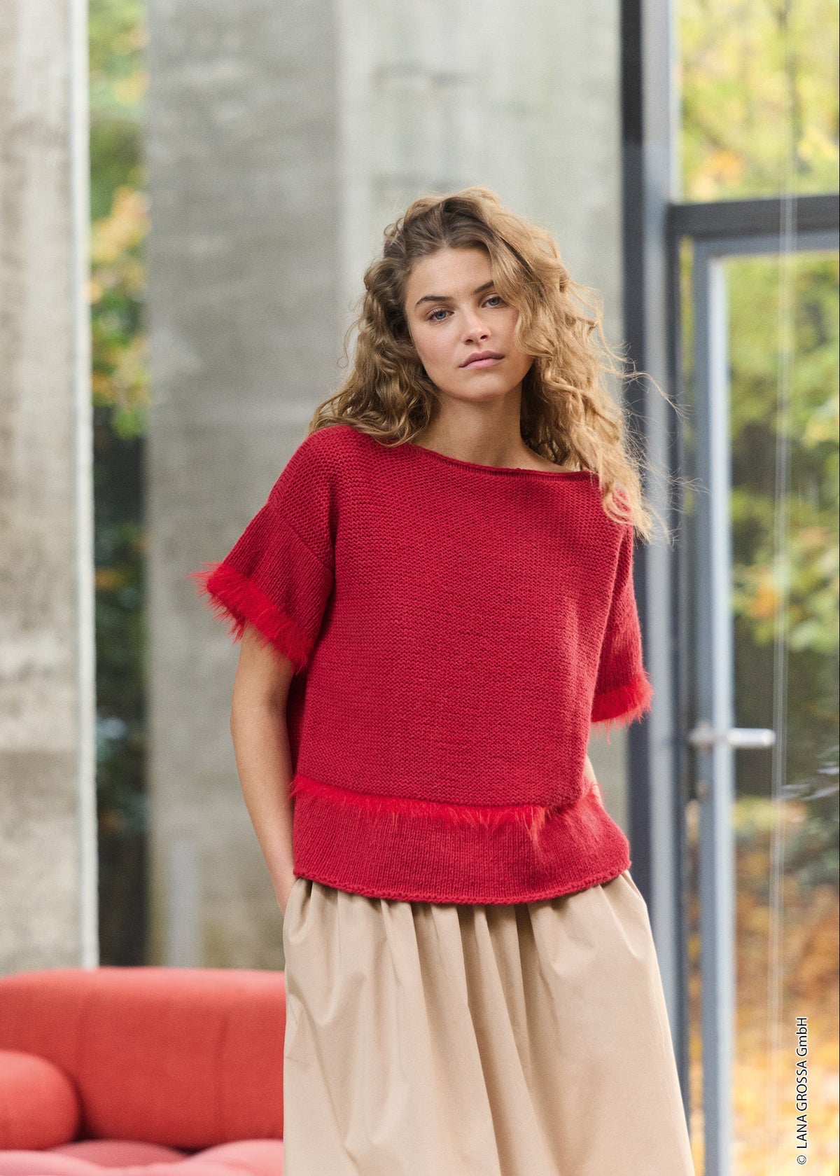 Boxy bluse i ecopuno & basta – strikket i farverne Rød (6) og Lys rød (27)