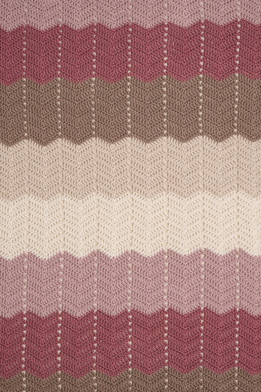 Hæklet babytæppe med zigzagstriber i råhvide, beige, brune og rosa nuancer, hæklet i Anyday Cotton 8/4 Colorbag fra Mayflower.