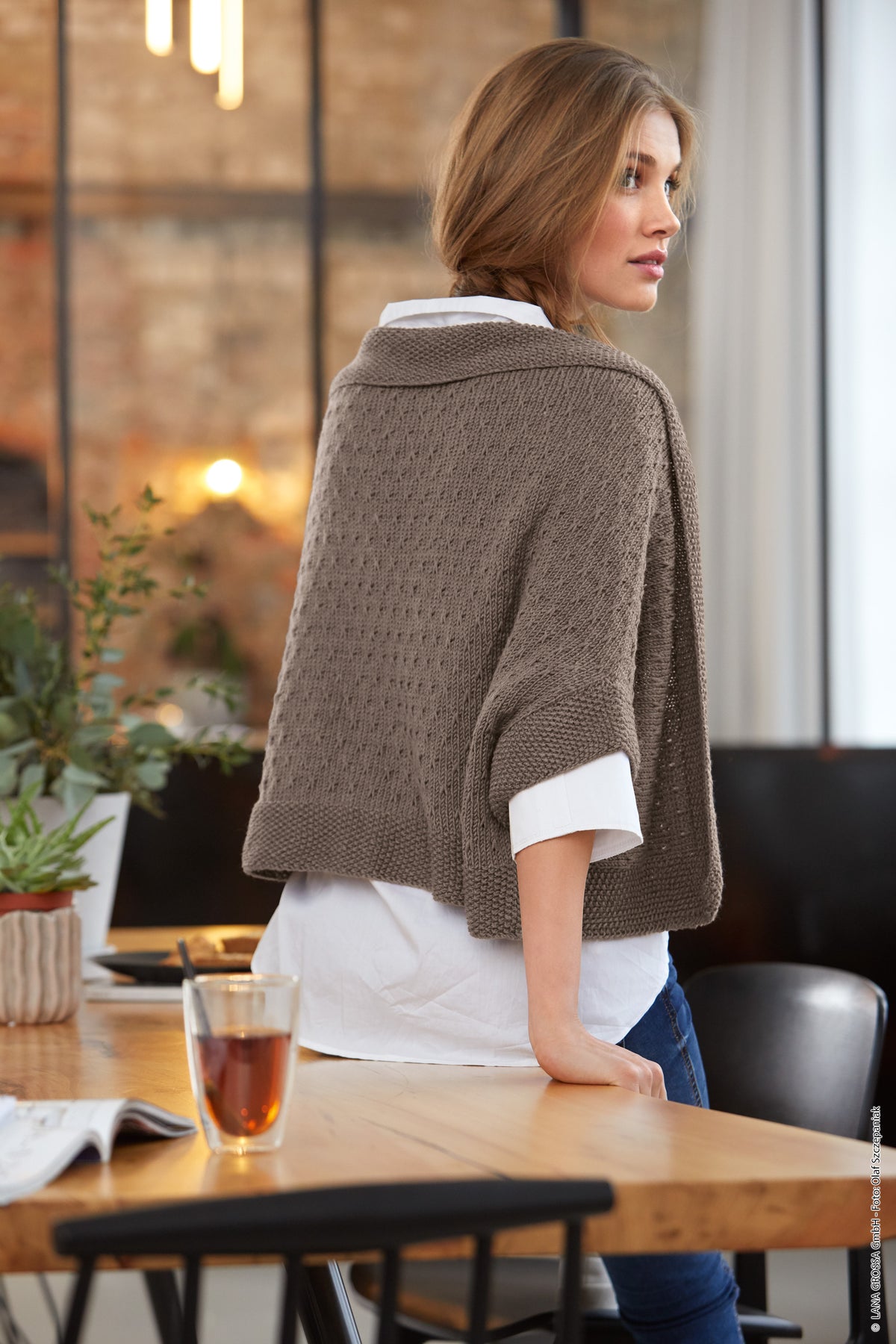 Strikket vest i Cool Wool Big fra Lana Grossa i farven Taupe (686) med sammensyning