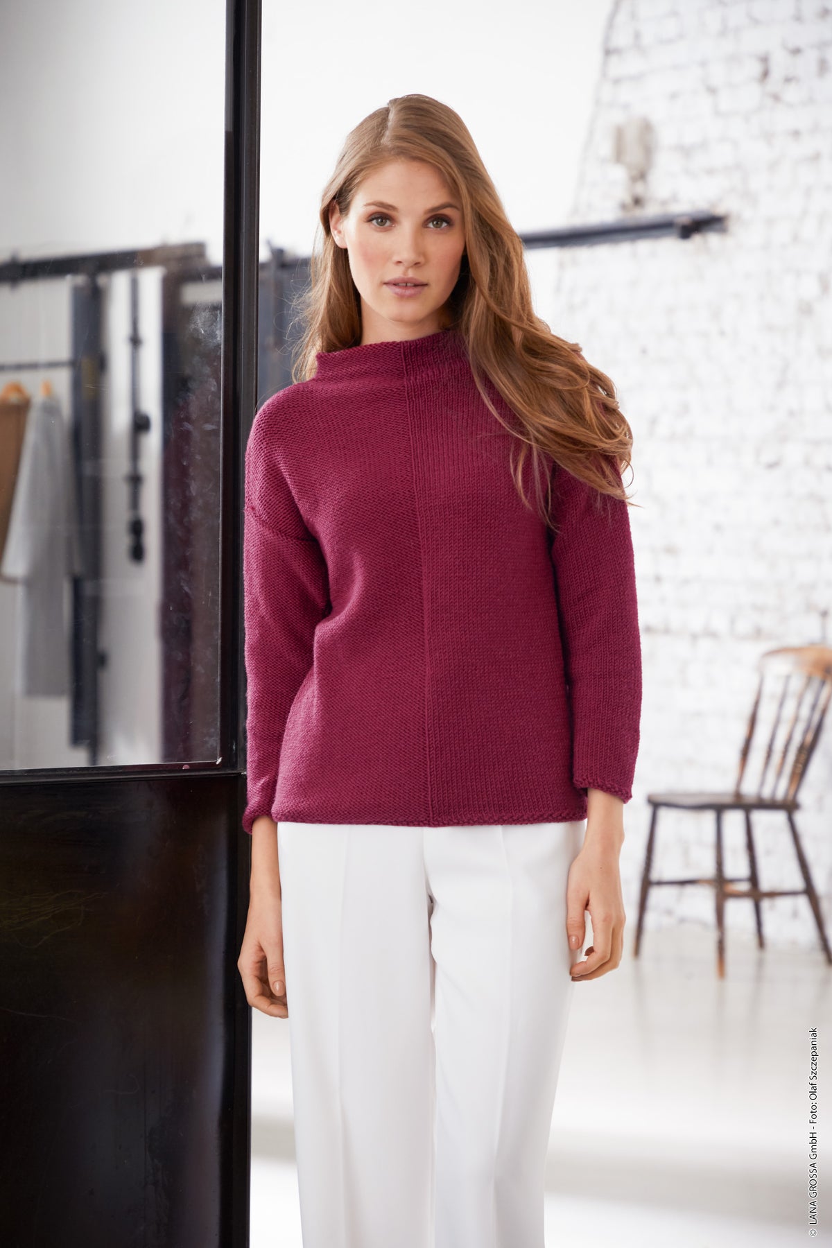 Strikket sweater i Cool Wool Big fra Lana Grossa i farven Vinrød (960) med sammensyning og høj hals