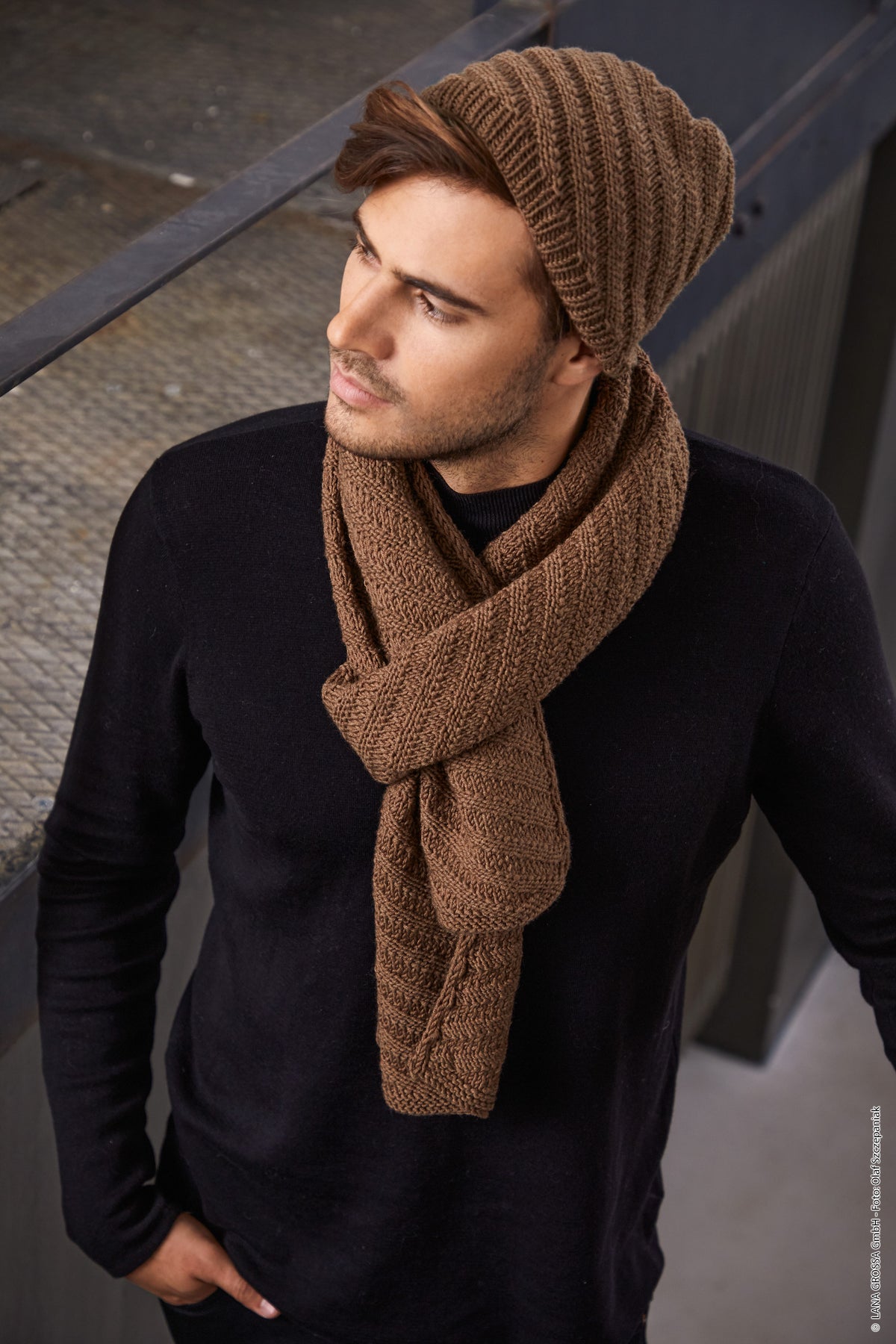 Strikket herretørklæde i Cool Wool Big i Cool Wool Big fra Lana Grossa i farven Taupe (686)