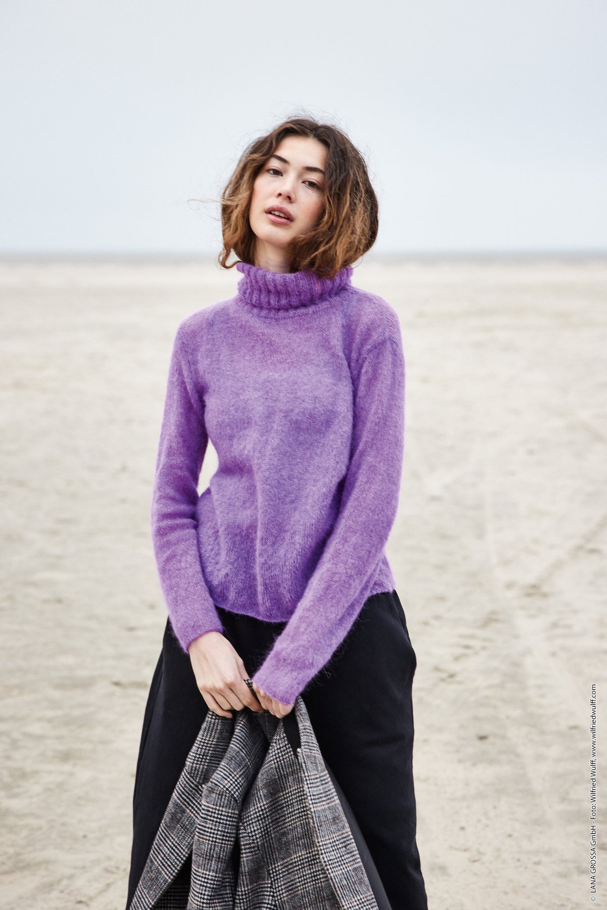 Rullekrave-pullover strikket i Setasuri garn