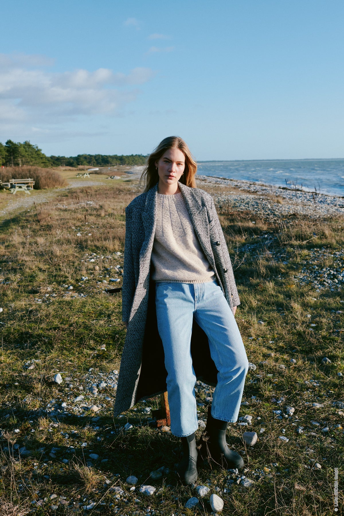Sweater med rundt bærestykke strikket i to farver Ecopuno fra Lana Grossa