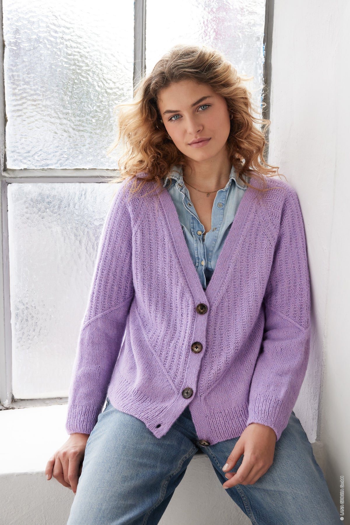 Cosmo Cardigan i Ecopuno fra Lana Grossa med V-hals, raglan og strukturmønster