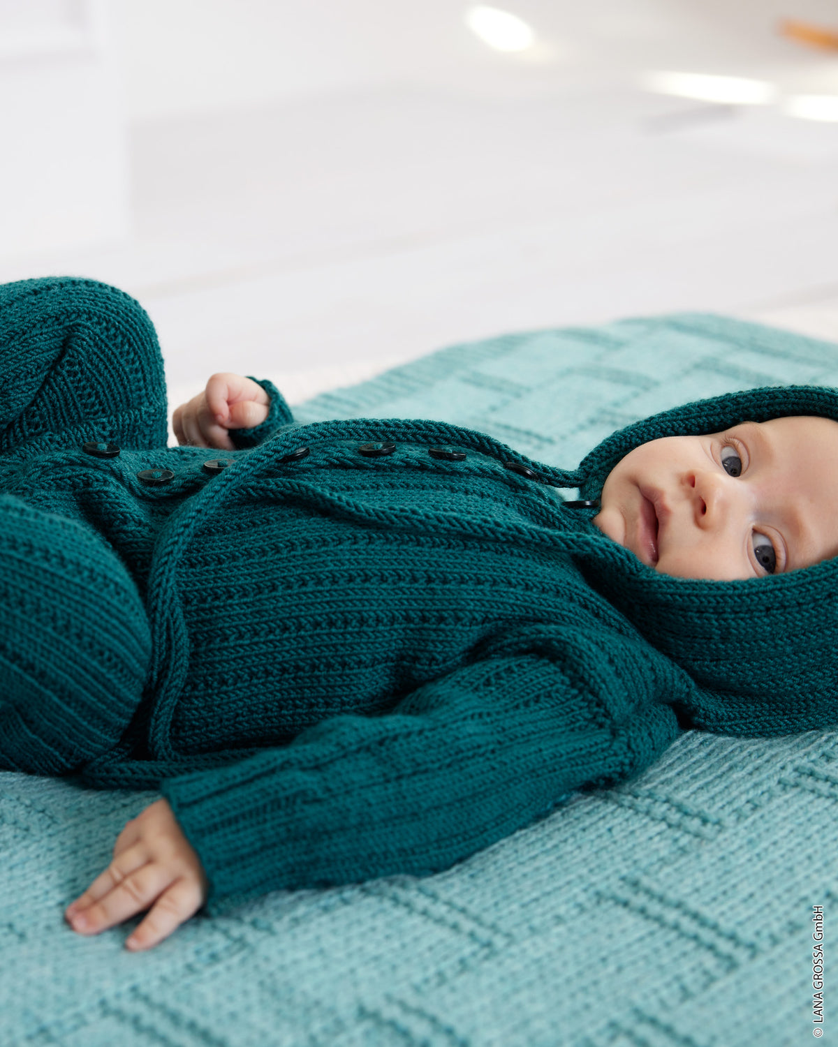 Babyoverall med hætte i Cool Wool Big - Strikkekit