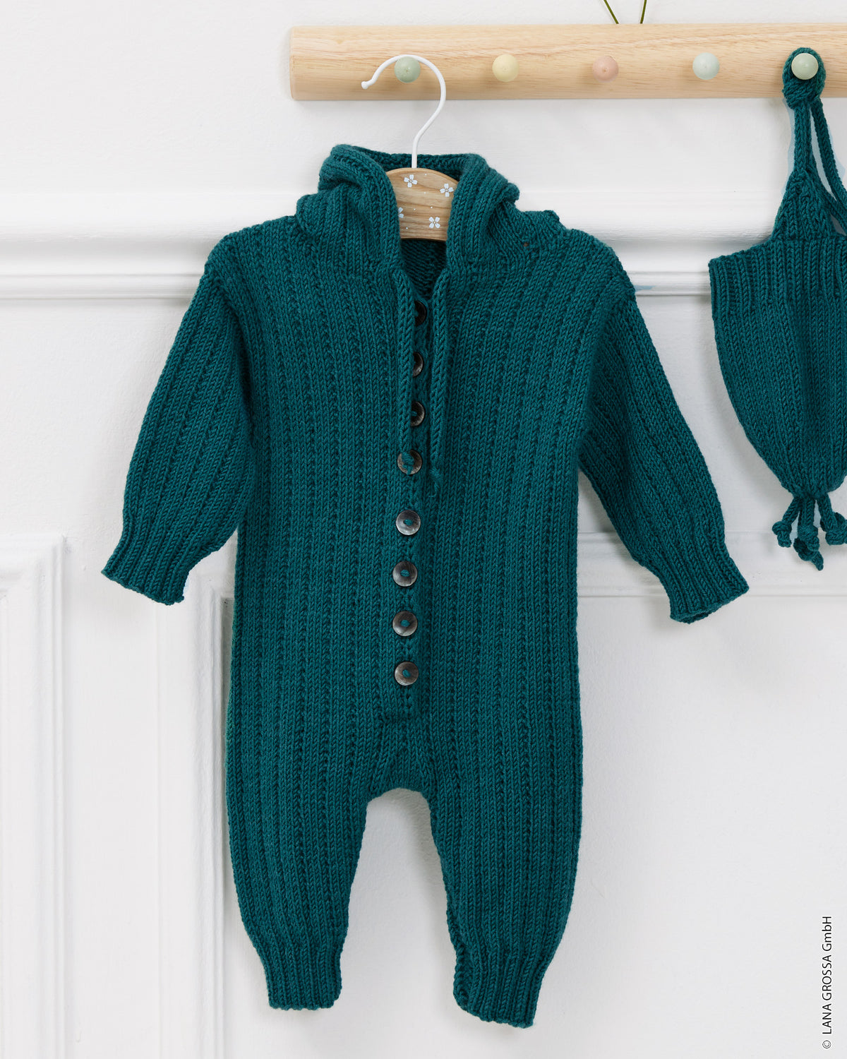 Babyoverall med hætte i Cool Wool Big - Strikkekit