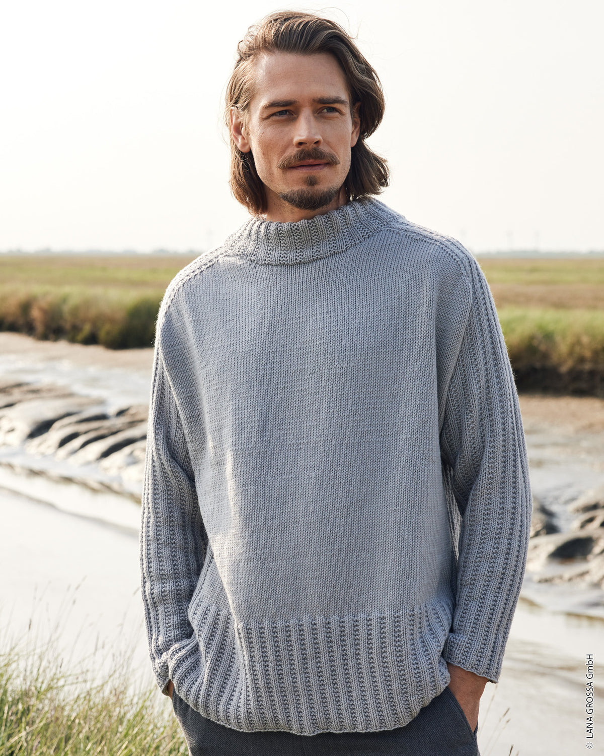Strikket herrepullover i Cool Wool Big fra Lana Grossa i farven Mellemgrå (928) med sadelskulder og høj hals