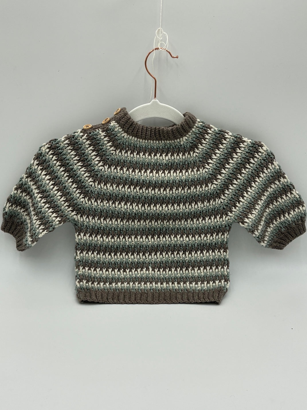 Alpne baby sweater strikket i london merino fine, i farverne æggeskal, artiskok og portobello.
