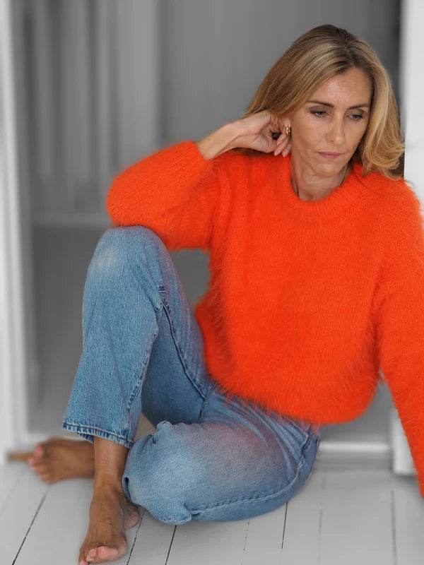 Fuzzy Sweater – strikket sweater i Basta fra Lana Grossa farverne 001 Hvid og 011 Rød/orange