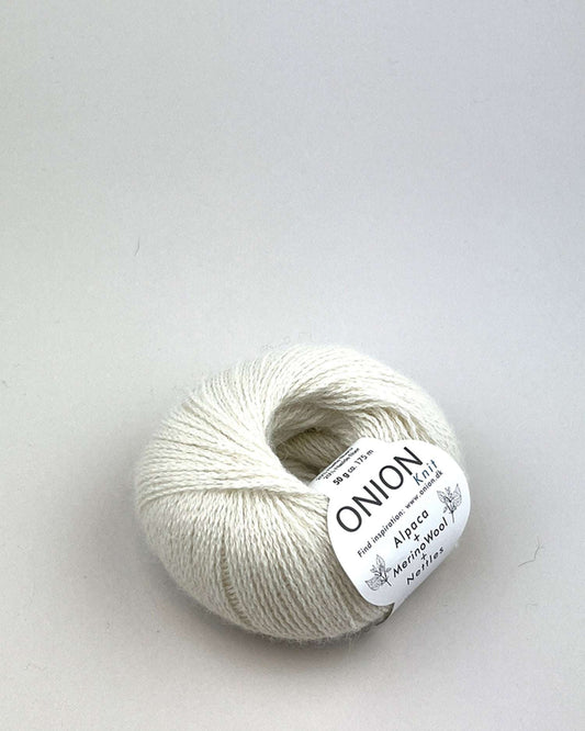 Garn til Den gode Cardigan kit i farven råhvid.