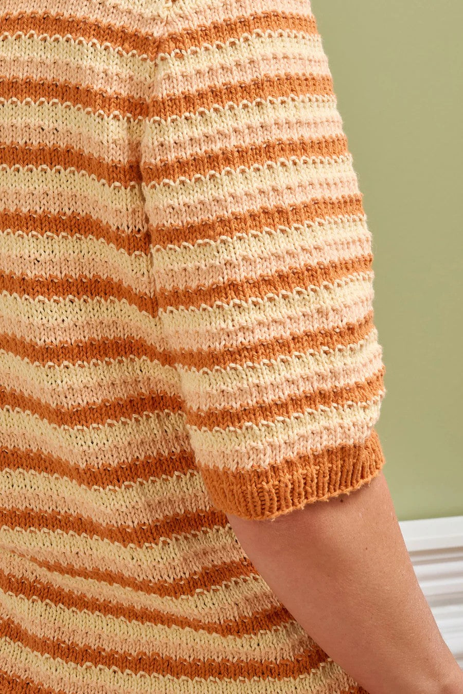 Detalje af striber og ribkant på Nikoline Tee