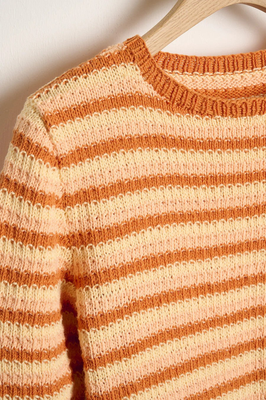 Detalje af striber og ribkant på Nikoline Tee