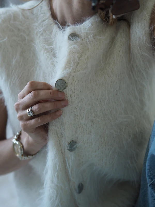 Fuzzy Vest strikket i Basta fra Lana Grossa i farve 001 Hvid