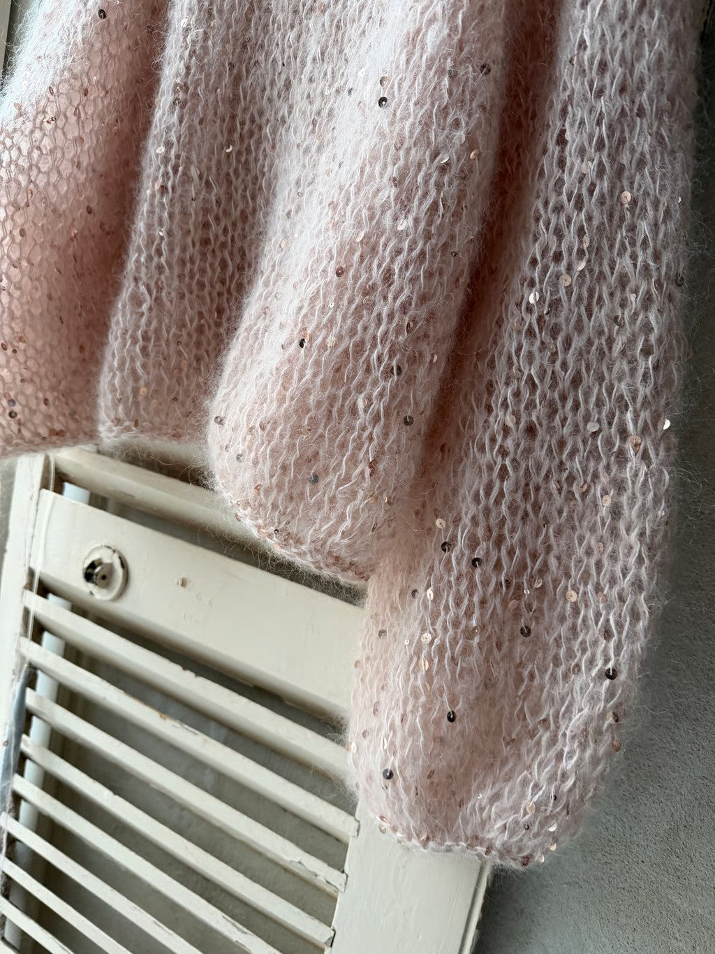 Adel Sweater strikket i Bella by Permin og bomulds-paillettråd