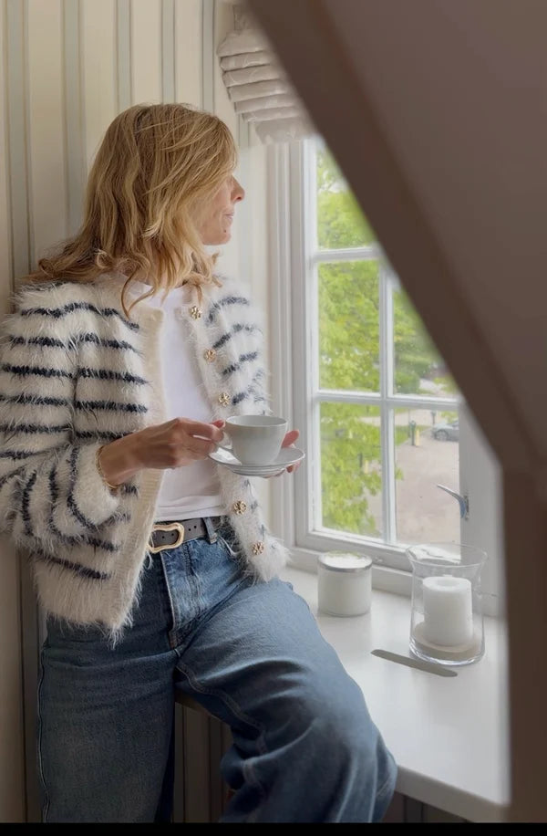 Fuzzy Classic Cardigan – strikket cardigan i Basta fra Lana Grossa i farverne Hvit (01) og Marineblå (24) med raglan