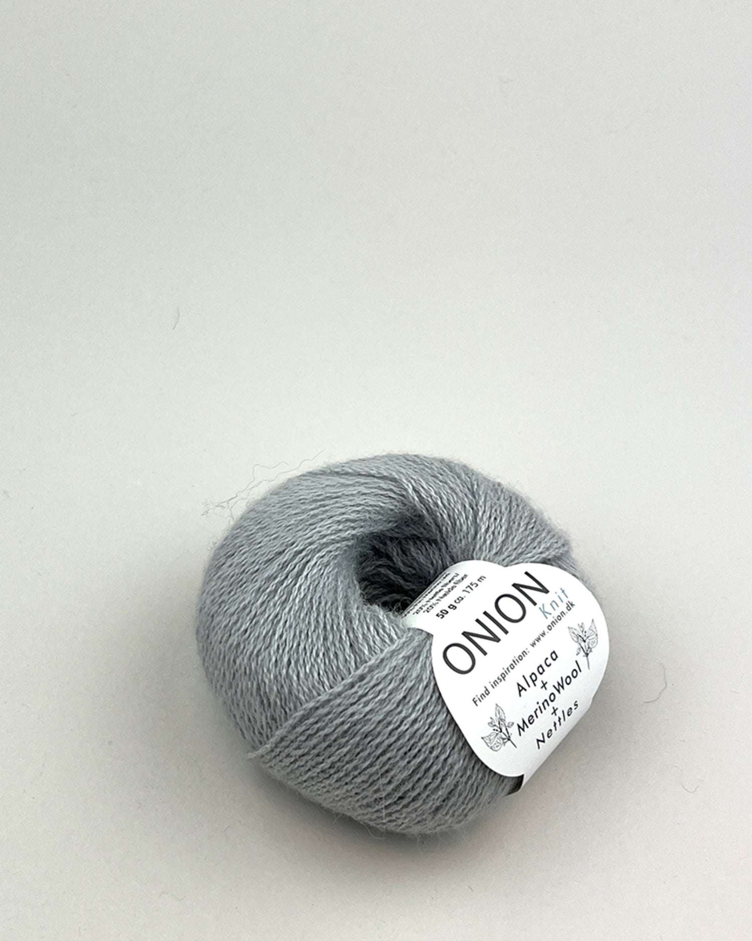 Garn til Den gode Cardigan kit i farven lys grå.