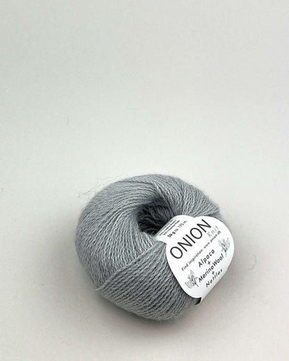 Garn til Den gode Cardigan kit i farven lys grå.