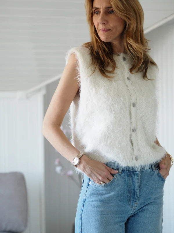 Fuzzy Vest strikket i Basta fra Lana Grossa i farve 001 Hvid
