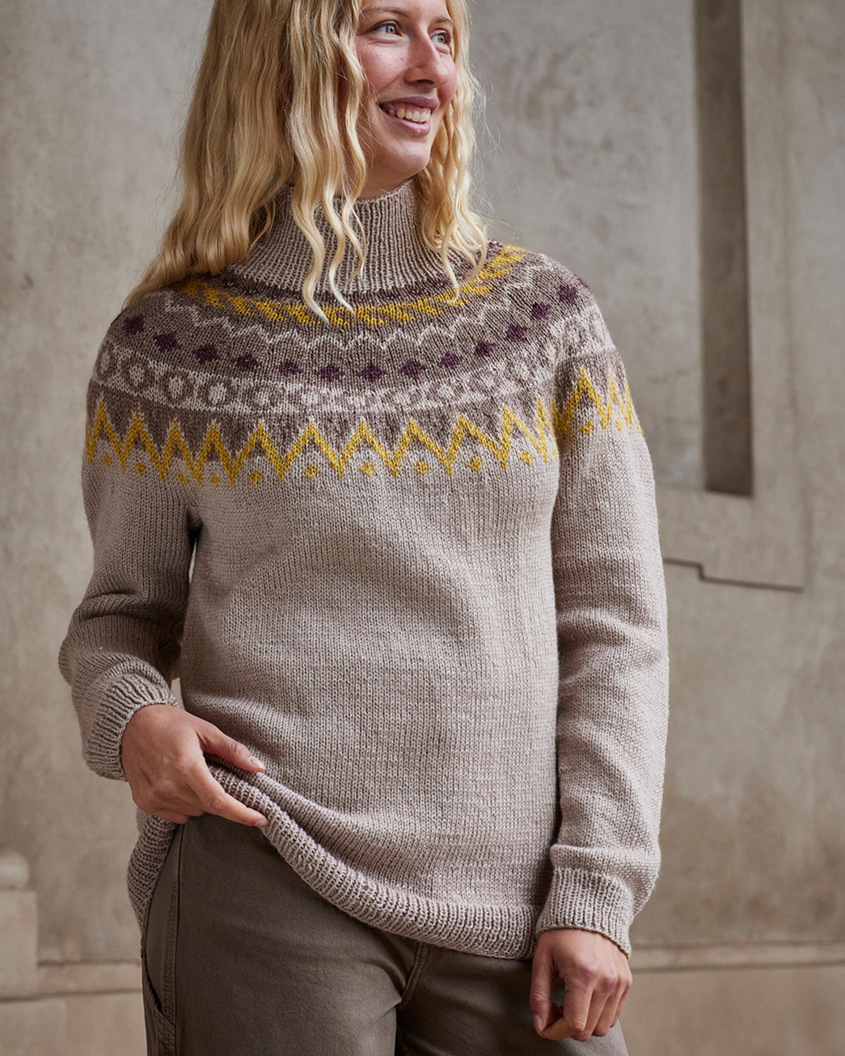 Sweater med nordisk mønster – strikket i No. 4 Organic Wool + Nettles fra ONIONKnit i farverne Perlemor (817), Sand (818), Curry (822) og Sort Oliven (838) med høj hals