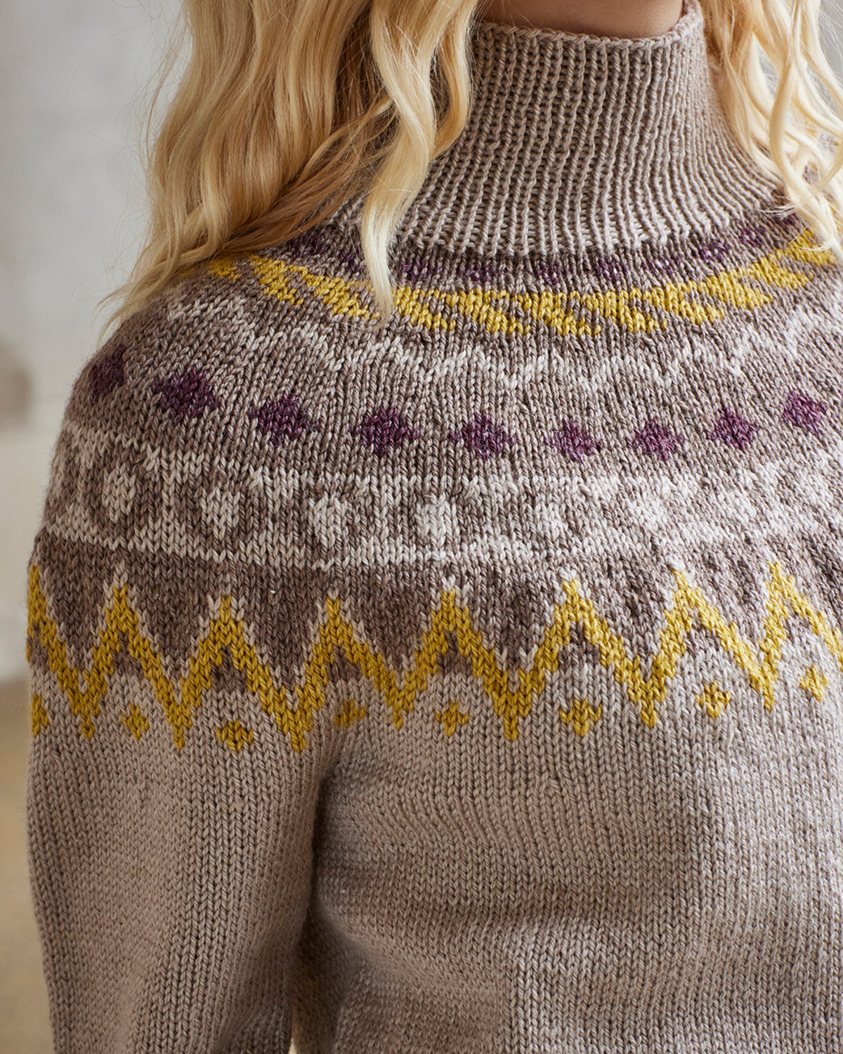 Sweater med nordisk mønster – strikket i No. 4 Organic Wool + Nettles fra ONIONKnit i farverne Perlemor (817), Sand (818), Curry (822) og Sort Oliven (838) med høj hals