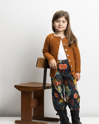 Nicolines Cardigan er en enkel og klassisk børnecardigan med fine detaljer.