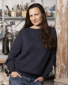Oppefra og ned sweater i mørk blå (771122) strikket i  No.3 Organic Wool + Nettles fra ONIONKnit med rund hals og løs pasform